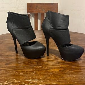 140 Platform Black Heels Size 9